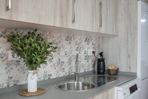 Geladeira, micro-ondas, fogão, cooktop