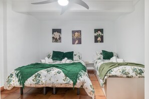 2 chambres, fer et planche à repasser, Wi-Fi, draps fournis