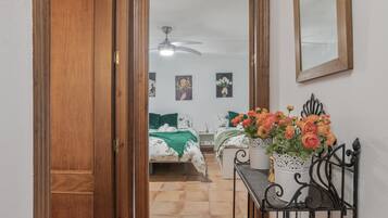 2 quartos, ferros/tábuas de passar roupa, Wi-Fi, roupa de cama