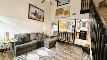 Een televisie en een open haard