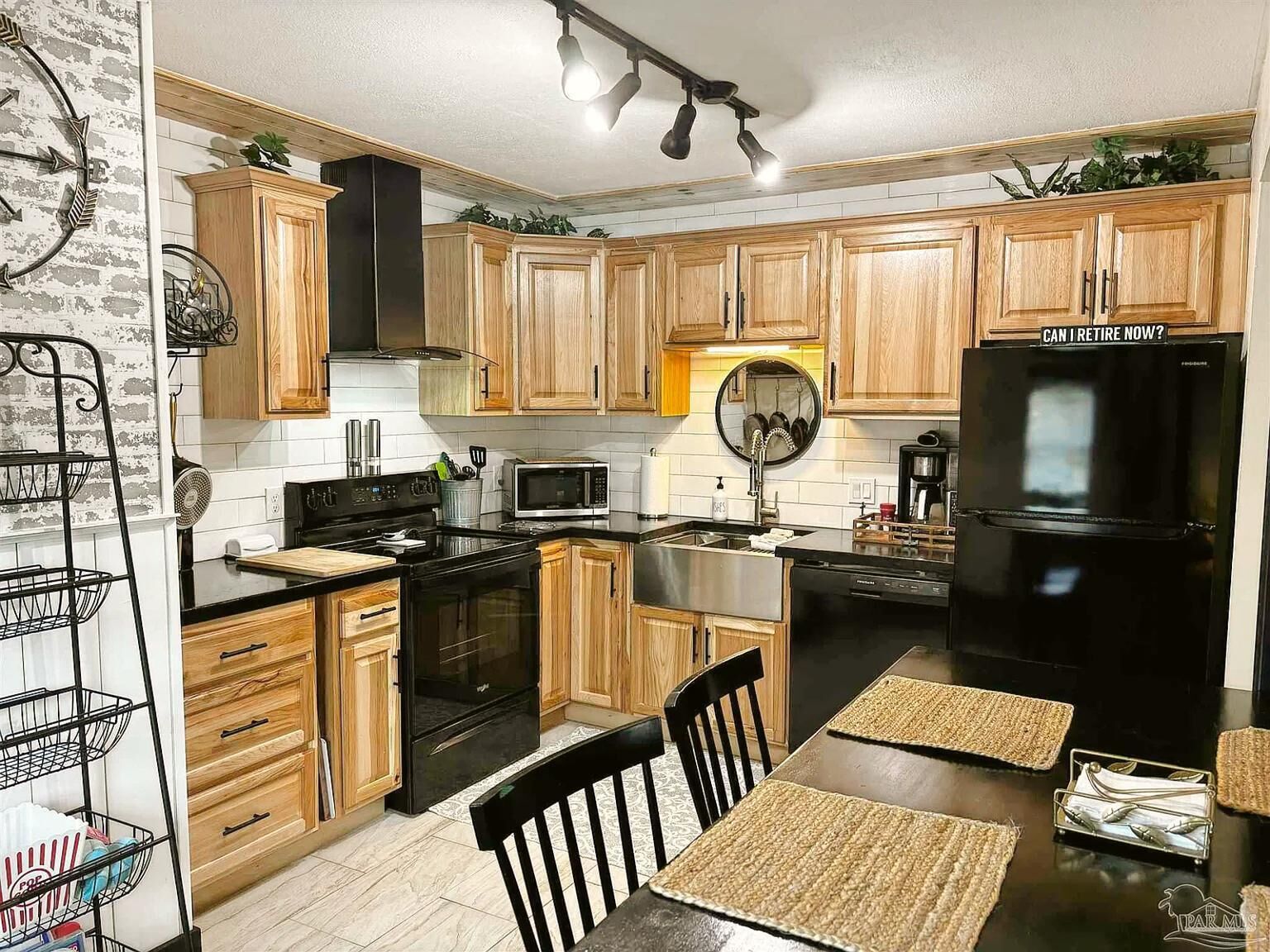 Een microgolfoven, een oven, een kookplaat, een vaatwasser