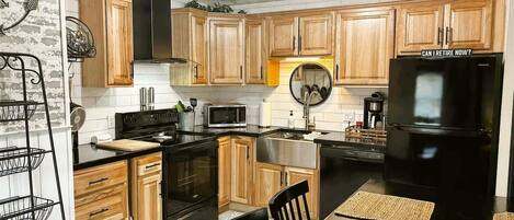 Een microgolfoven, een oven, een kookplaat, een vaatwasser