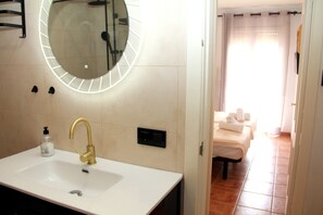 Een haardroger, handdoeken, zeep, toiletpapier