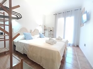 Tabla de planchar con plancha, wifi, ropa de cama