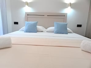 Iron/ironing board, WiFi, bed sheets - MARITIM CENTRAL - Deluxe rooms, "with direct access to kitchen and dining room". (Sant Feliu de Guíxols)