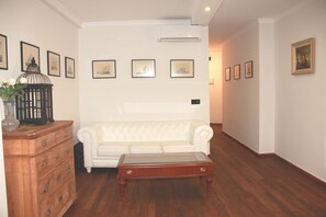 Living area - MARITIM CENTRAL - Deluxe rooms, "with direct access to kitchen and dining room". (Sant Feliu de Guíxols)