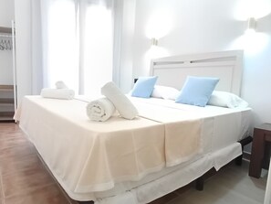 Tabla de planchar con plancha, wifi, ropa de cama
