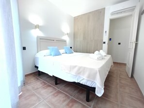 Tabla de planchar con plancha, wifi, ropa de cama