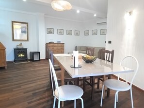 Dining - MARITIM CENTRAL - Deluxe rooms, "with direct access to kitchen and dining room". (Sant Feliu de Guíxols)