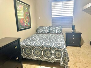 3 quartos, escrivaninha, ferros/tábuas de passar roupa