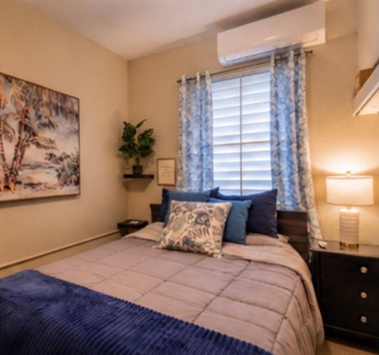 Relax in the master bedroom featuring a comfortable queen-size bed, air conditioning, ceiling fan, Smart TV, and a large closet for extended stays. Designed for comfort and convenience, it’s the perfect retreat after a day exploring.