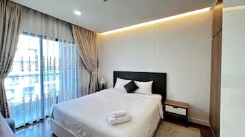 Căn hộ Cao cấp, 1 phòng ngủ, bếp, quang cảnh hồ bơi | Minibar với thức uống miễn phí, bàn