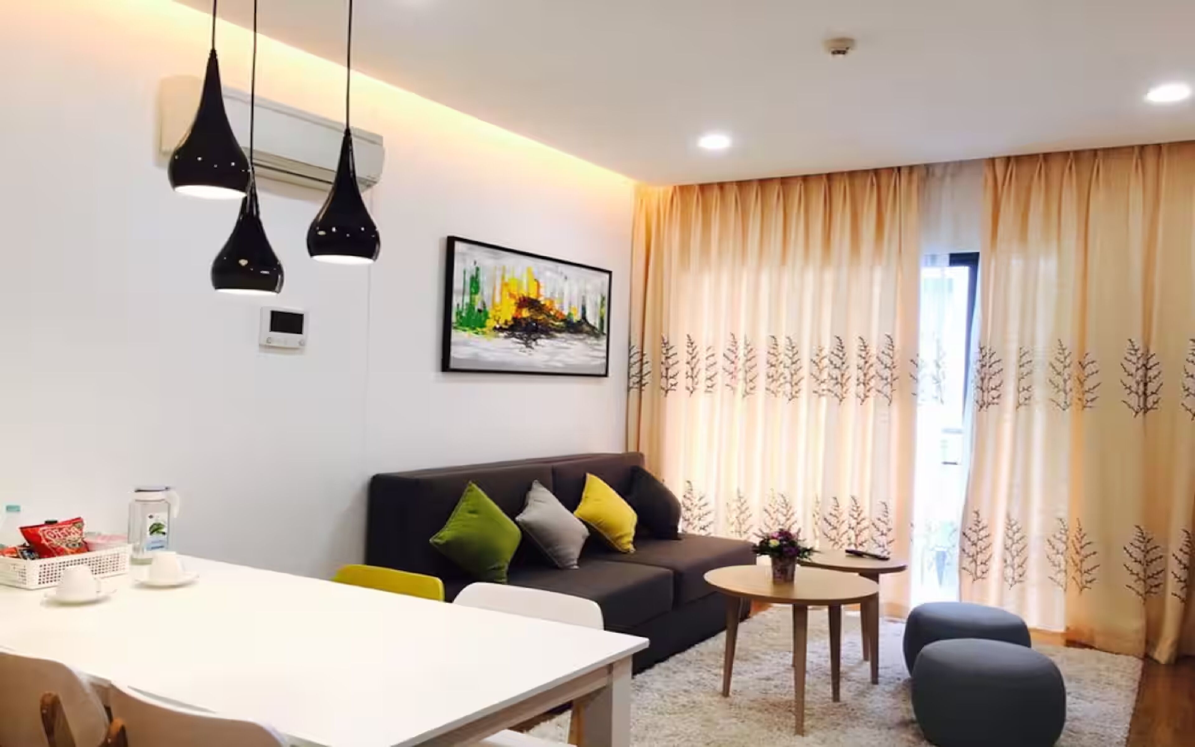 Luxury-Apartment, 1 Schlafzimmer, Küche, Poolblick | Wohnbereich | 55-Zoll-Smart-TV mit Digitalempfang