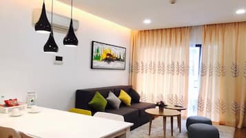 Luxury-Apartment, 1 Schlafzimmer, Küche, Poolblick | Wohnbereich | 55-Zoll-Smart-TV mit Digitalempfang