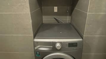 Luxury Apartment, 2 Bedrooms, Pool View | Laundry