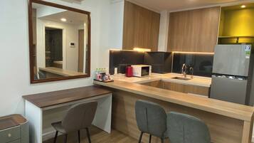 アパートメント 2 ベッドルーム プールビュー | 専用キッチン | 大型冷蔵庫、電子レンジ、コンロ、電気ポット