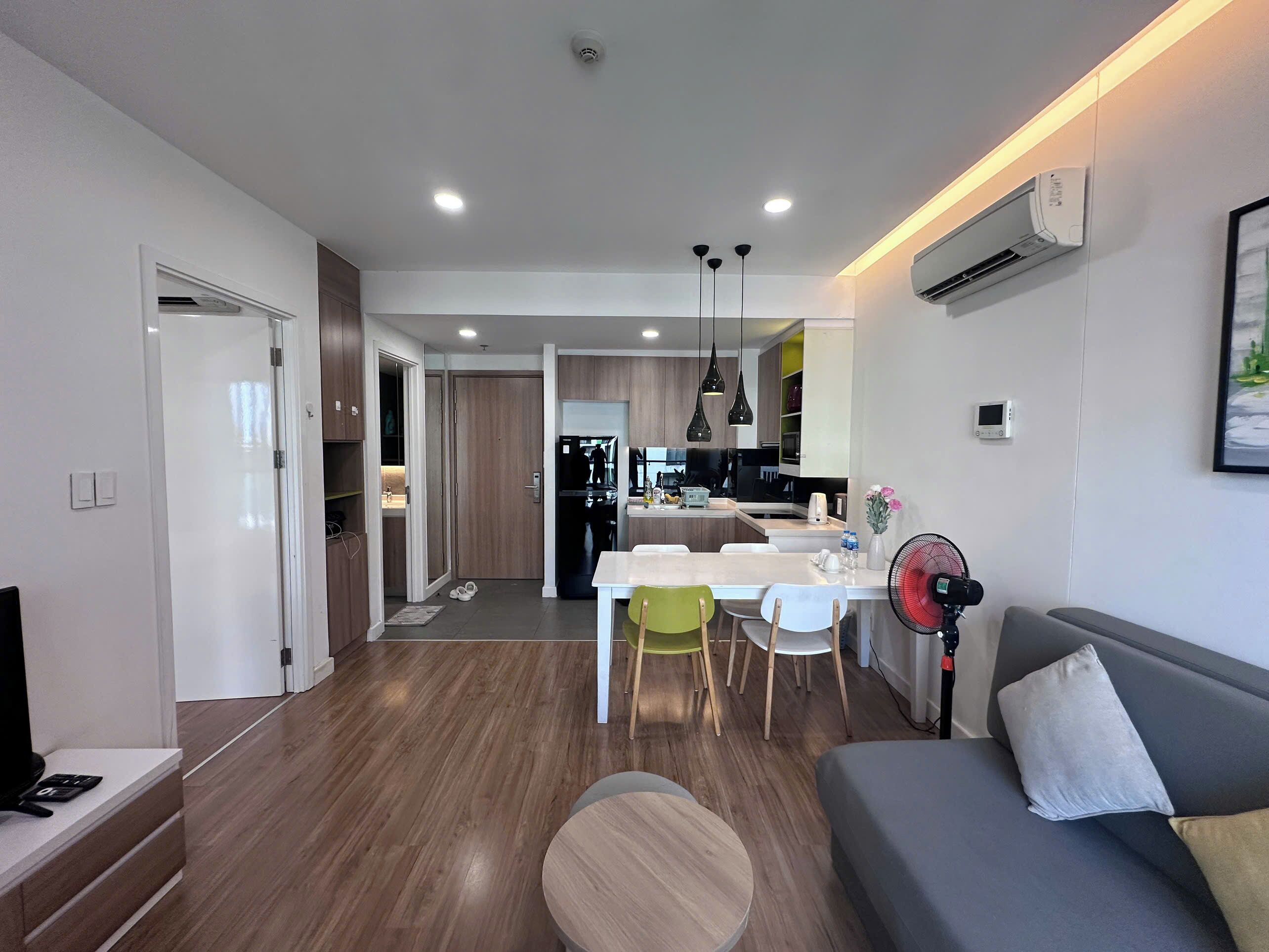 Căn hộ Cao cấp, 1 phòng ngủ, bếp, quang cảnh hồ bơi | Khu phòng khách | Smart TV 55-inch có truyền hình kỹ thuật số 