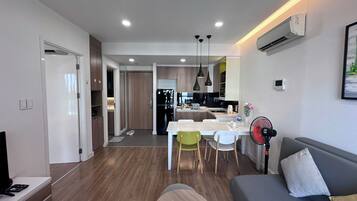 Căn hộ Cao cấp, 1 phòng ngủ, bếp, quang cảnh hồ bơi | Khu phòng khách | Smart TV 55-inch có truyền hình kỹ thuật số