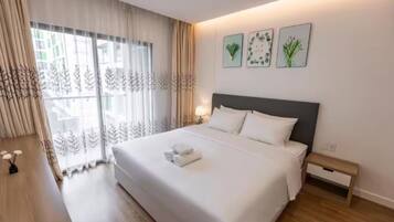 Apartemen Mewah, 1 kamar tidur, dapur, pemandangan kolam renang | Minibar gratis, meja kerja, dan ruang kerja ramah laptop