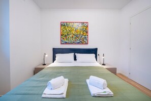 2 habitaciones y tabla de planchar con plancha 