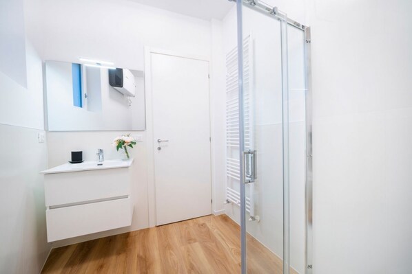 Shower, bidet, towels