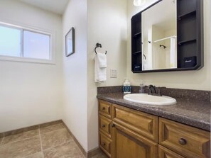 Chambre triple Confort | Salle de bain | Douche, serviettes fournies, savon, shampooing