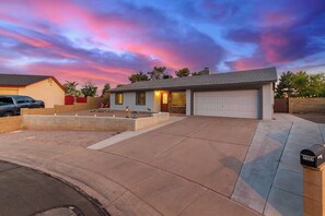 Exterior - Chandler oasis with pool & hot tub  (Chandler)