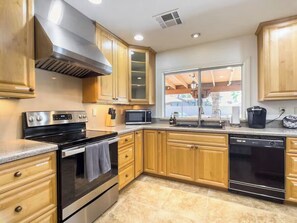 Comfort Triple Room | Private kitchen | Fridge, microwave, oven, stovetop - Chandler oasis with pool & hot tub  (Chandler)