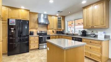 Comfort Triple Room | Private kitchen | Fridge, microwave, oven, stovetop
