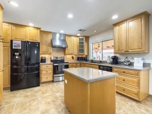 Comfort Triple Room | Private kitchen | Fridge, microwave, oven, stovetop - Chandler oasis with pool & hot tub  (Chandler)