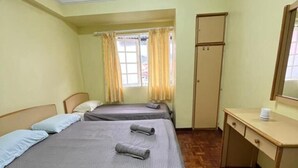 A room with two beds, a desk, and a wardrobe. - Bderiah Cameron Guest House +Wi-Fi-Netflix-Garden view (Tanah Rata)