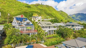 Un quartier résidentiel situé sur la côte, où les maisons sont dotées de balcons et de panneaux solaires.