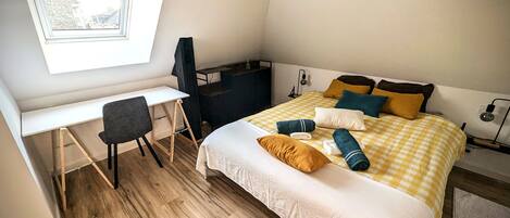 Tabla de planchar con plancha, wifi, ropa de cama