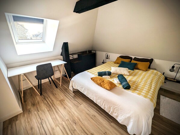 Iron/ironing board, WiFi, bed sheets