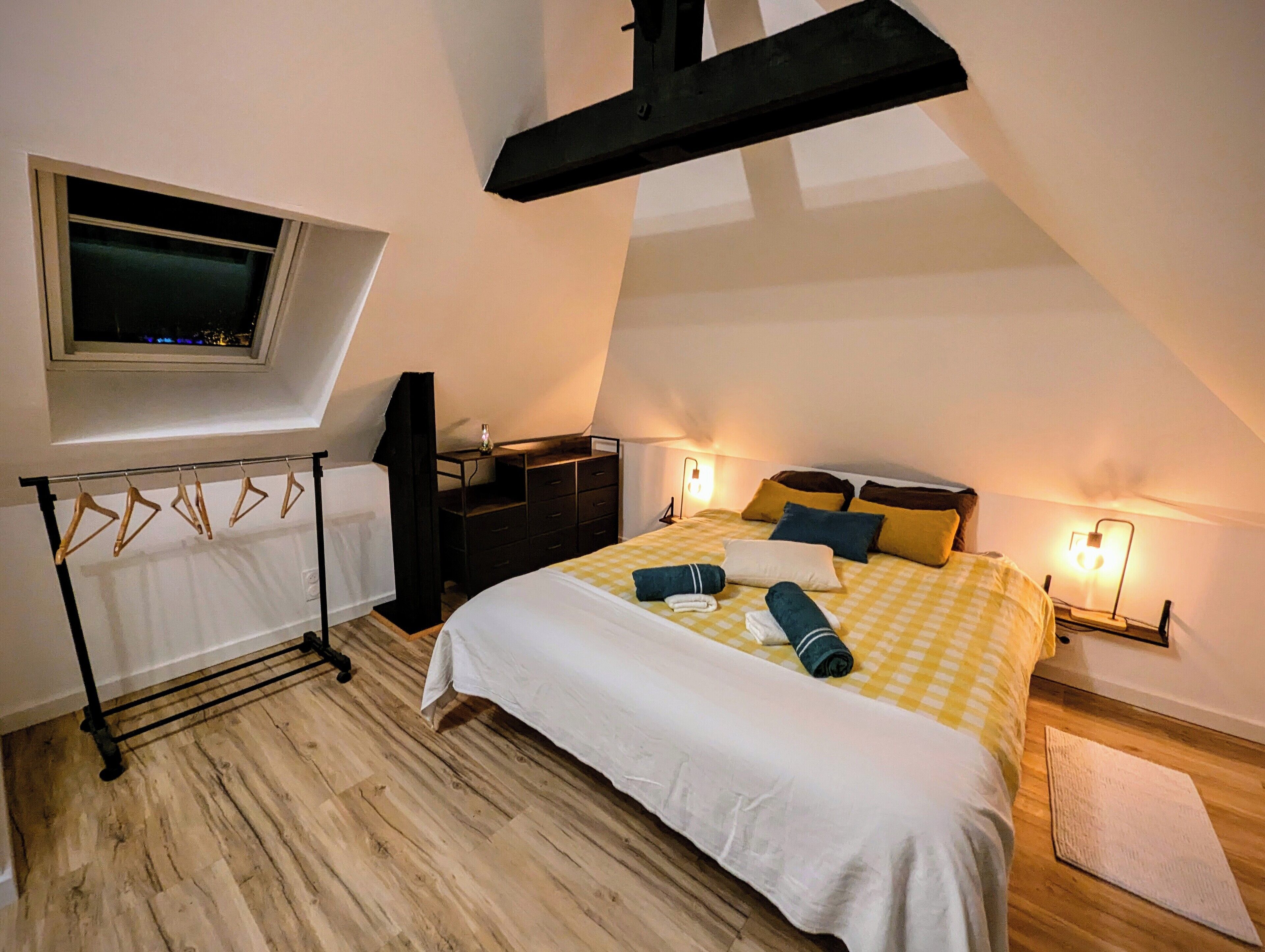 Tabla de planchar con plancha, wifi y ropa de cama 