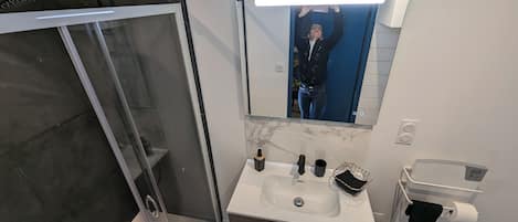 Douche, séchoir à cheveux, serviettes fournies, papier de toilette