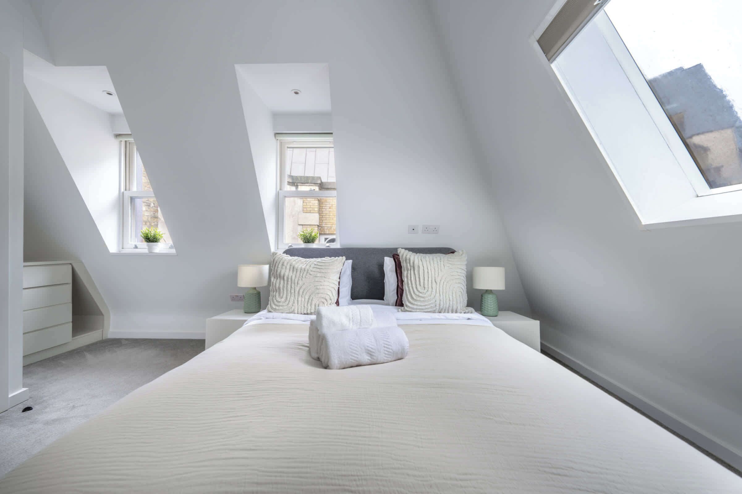 1 chambre, bureau, fer et planche à repasser, lit parapluie