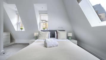 1 chambre, bureau, fer et planche à repasser, lit parapluie