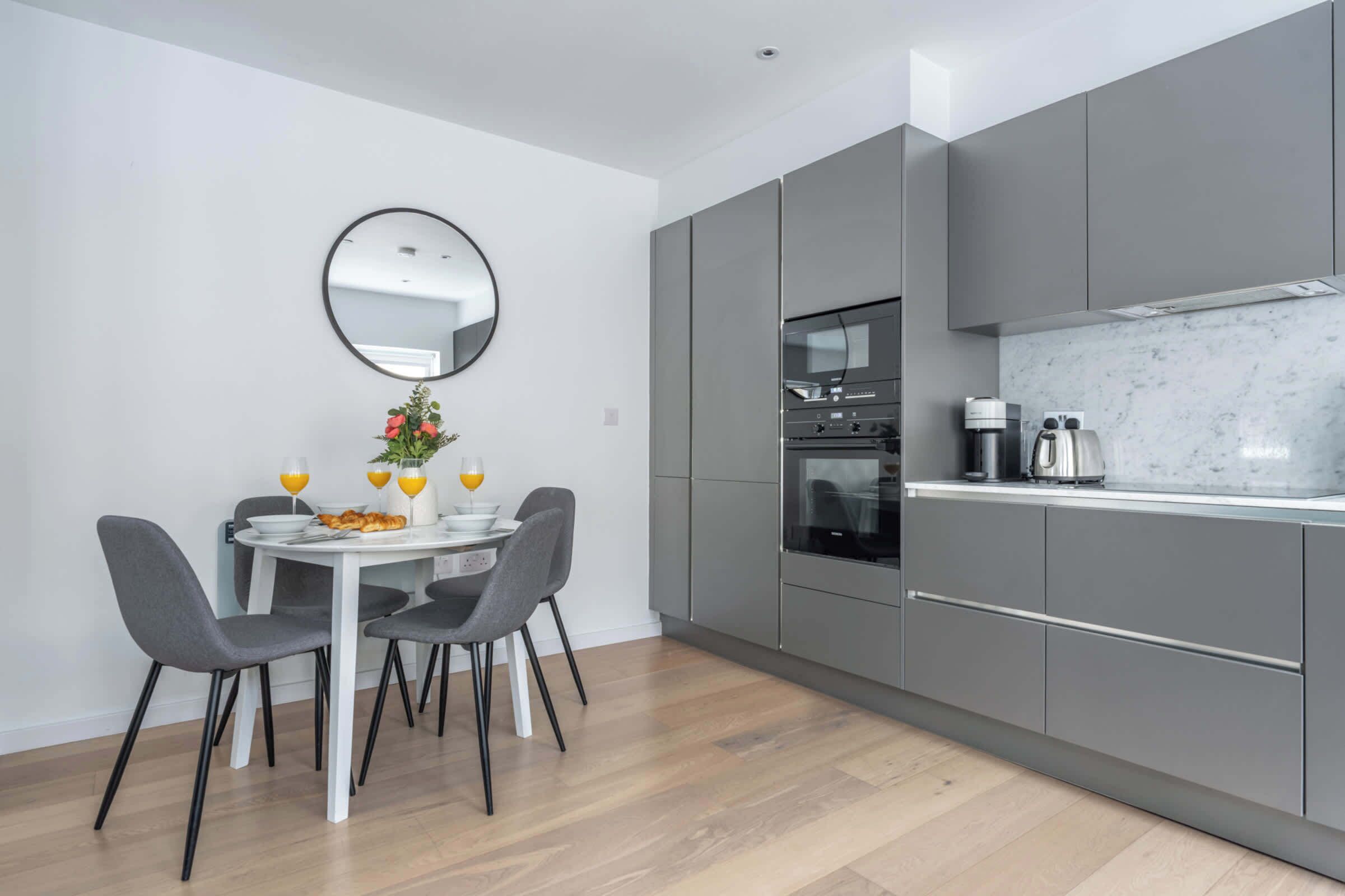 Réfrigérateur, four à micro-ondes, un four, surface de cuisson