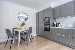 Coffee/tea maker, fridge, microwave, oven - Modern 1BR near Tower Bridge and Tower of London (London)