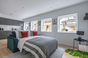 1 bedroom, desk, iron/ironing board, travel cot - Modern 1BR near Tower Bridge and Tower of London (London)