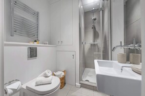 Shower, hair dryer, towels, shampoo - Modern 1BR near Tower Bridge and Tower of London (London)