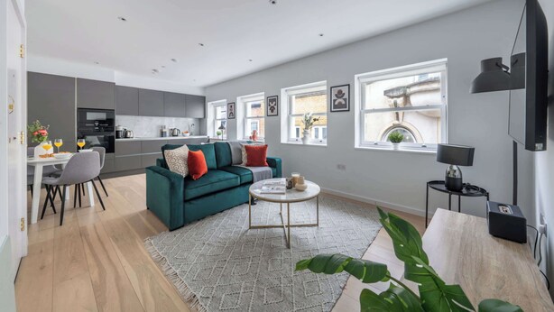 A modern apartment with a kitchen, dining area, and living room. - Modern 1BR near Tower Bridge and Tower of London (London)