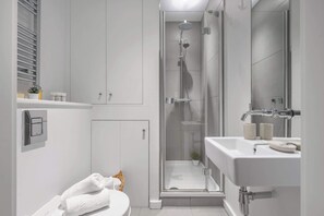 Shower, hair dryer, towels, shampoo - Modern 1BR near Tower Bridge and Tower of London (London)