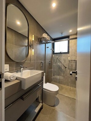 Deluxe Apartment, Beachfront | Bathroom - Luxury Stay Steps from Praia Brava (Itajaí)