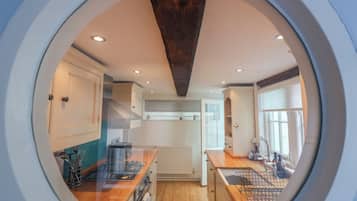 Cottage | Private kitchen | Dishwasher, cookware/dishes/utensils