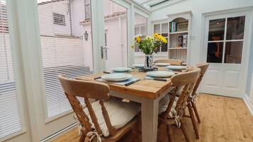Cottage | Dining