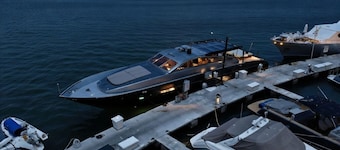 92ft Yacht, Jacuzzi, Bar & Skyline Views