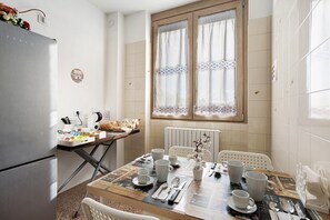 Dining - B&B La Promessa – 'Amore' Room with Balcony, Wi-Fi, and Air Conditioning (Pregnana Milanese)
