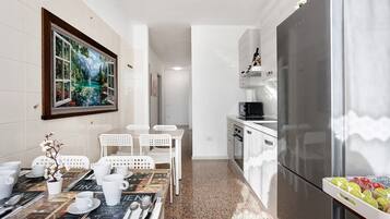 Frigorifero, microonde, forno, piano cottura